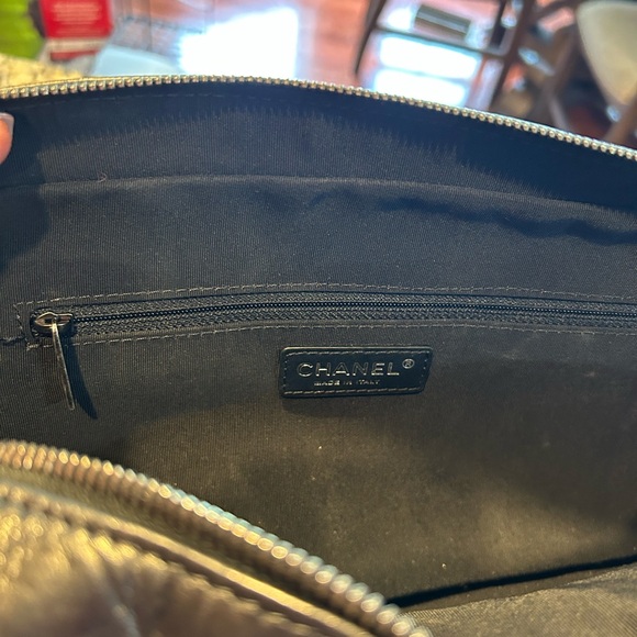 Chanel Handbag with receipt. Carried only once. - Picture 6 of 9